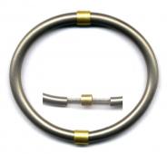 Armreif mit jeweils zwei Titan- und Gold- Elementen