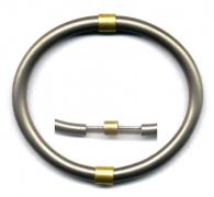Armreif mit jeweils zwei Titan- und Gold- Elementen