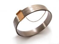 Titan-Textband mit goldenem Verschluss