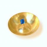 Designer Hohlbrosche aus Gold und Spinell