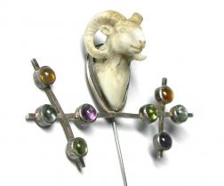 Designer Anstecknadel, Mufflon aus Bein, Turmaline