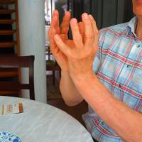 Stifter Dr. med. Dieter Pocher zur Größe der Kelchkuppa