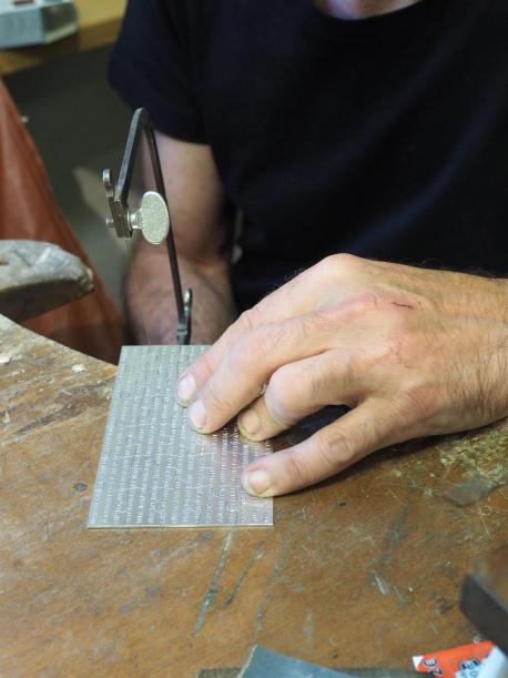 Aussägen der ersten Teile für die Ehrennadeln der Stadt Arnstadt